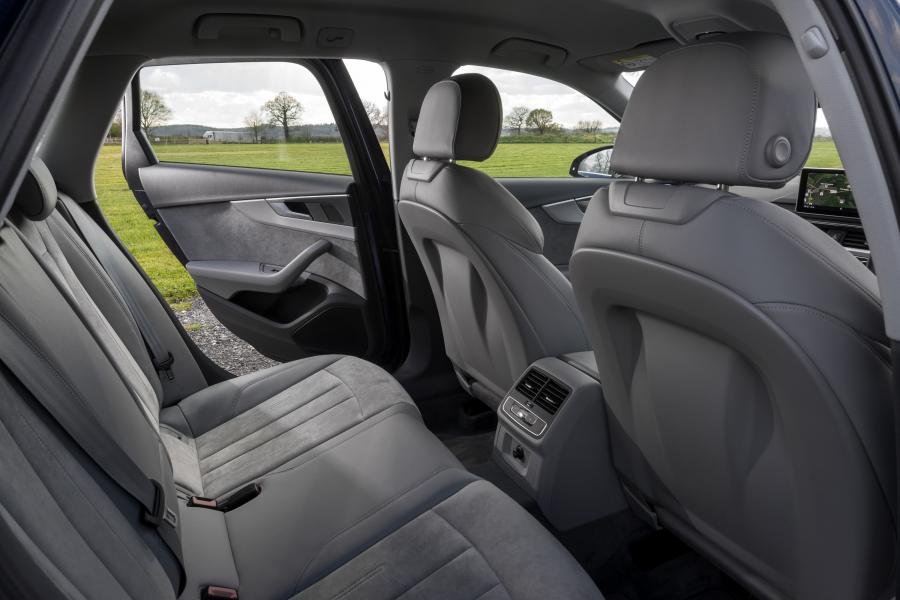 Интерьер Audi A4 Avant 2.0 TDI (B9) 2016 года  (UK) (фото 8 из 8)